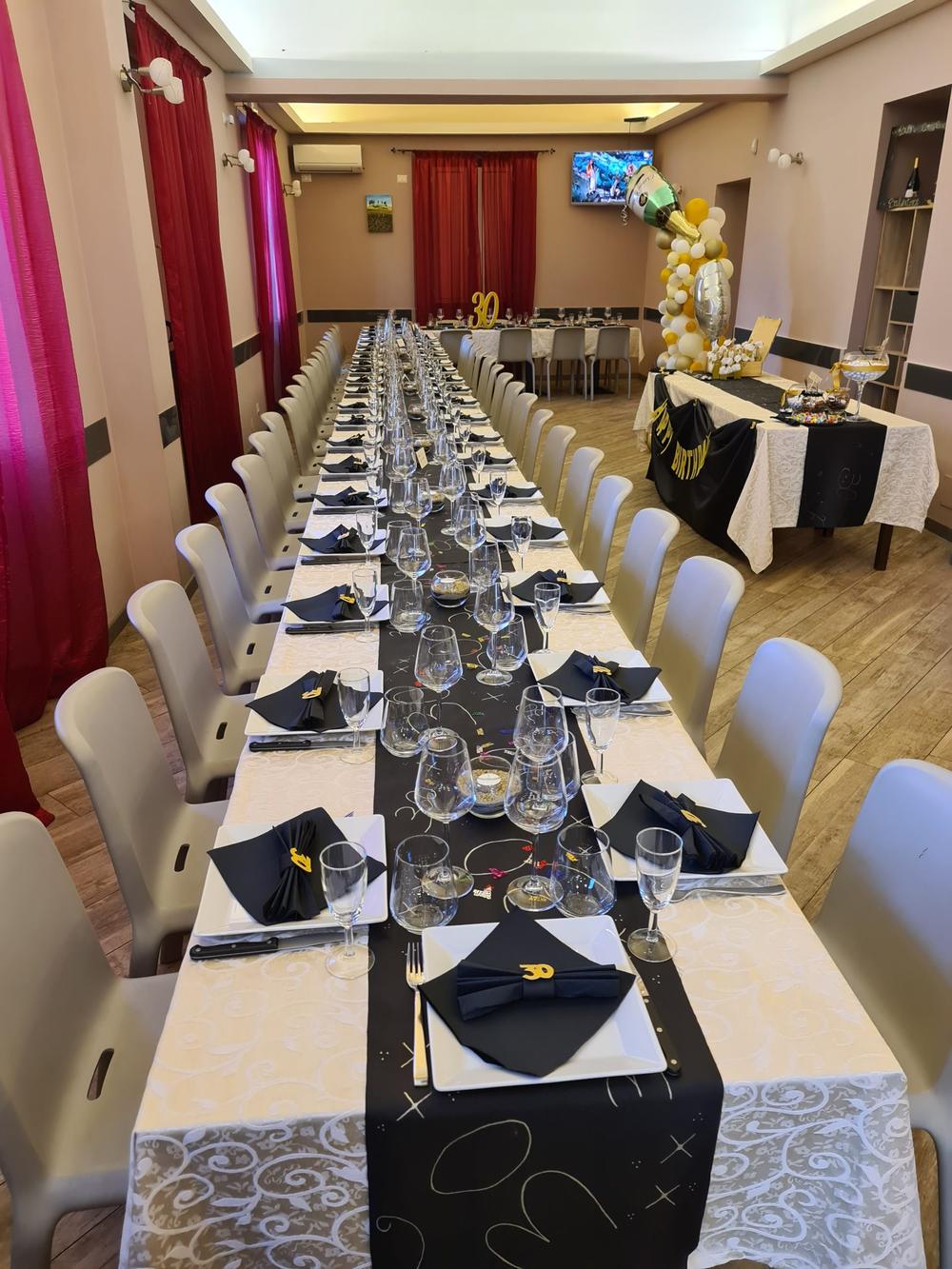 Tavolata apparecchiata per una festa